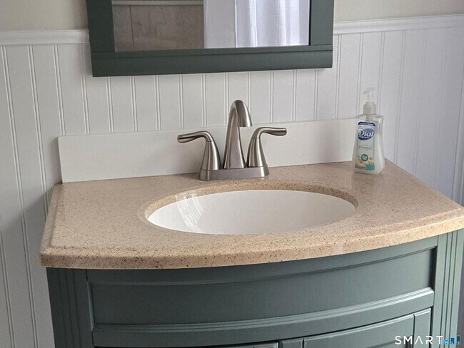 Building Photo - 27 Maple St