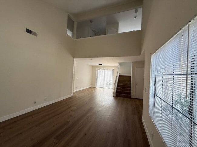 Building Photo - Updated 3 Bedroom Detached Home in Woodbri...