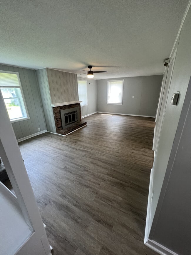 Building Photo - 315 E Park Dr