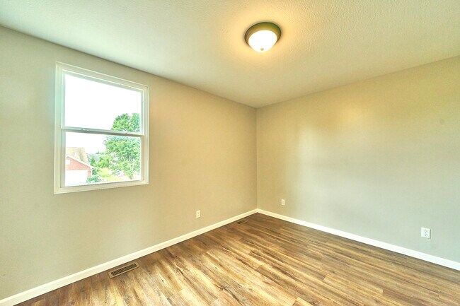 upstairs bedroom 2 - 1080 Fairlane Ct