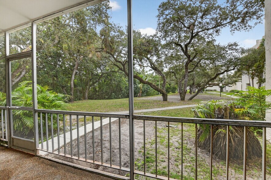Screened Patio 644 NW 13th #11 - 644 NW 13th St
