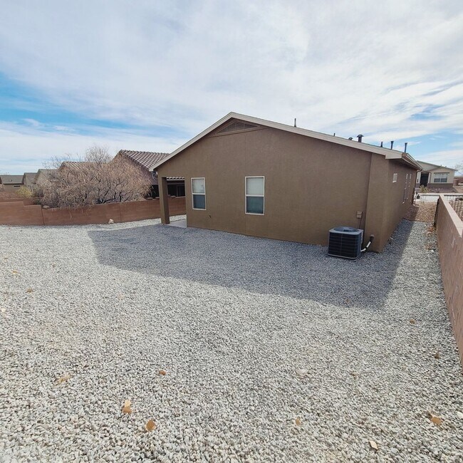 Building Photo - 3 bed 2 bath 1700 sq ft. Available for a June 1st move in!