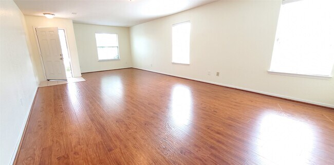 Building Photo - 15215 Benson Landing Dr