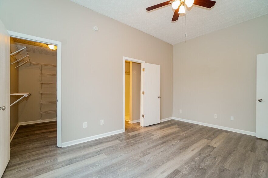 Building Photo - 5037 Shady Oak Dr