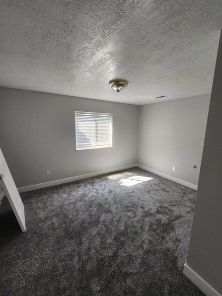 Building Photo - 976 N 40 W