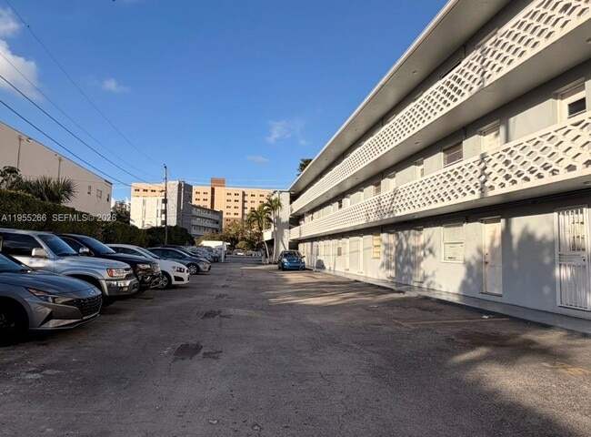 Building Photo - 1610 NW N River Dr