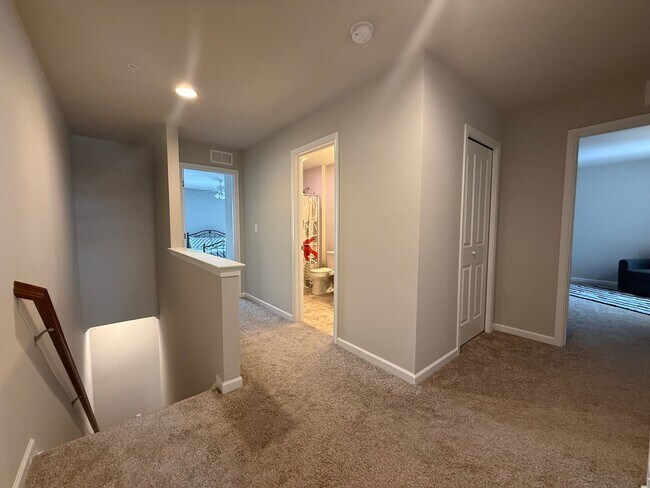 Building Photo - 3 bedroom 2.5 bathroom townhome for rent