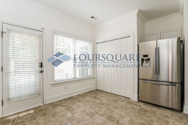 Building Photo - Townhome | Washer/ Dryer Included | Privat...