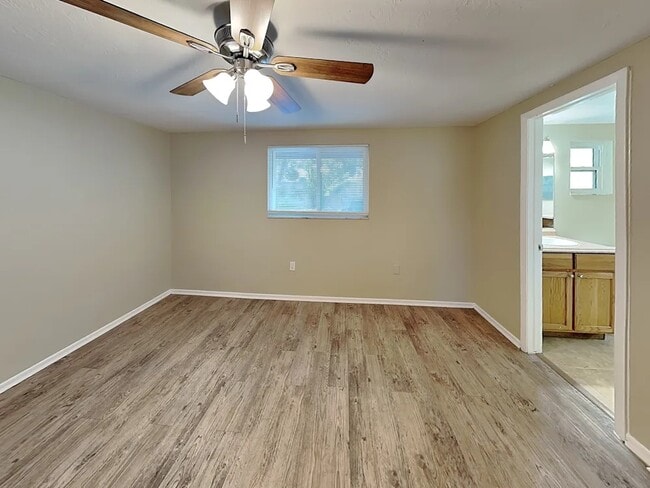 Building Photo - 2833 Linwood Dr