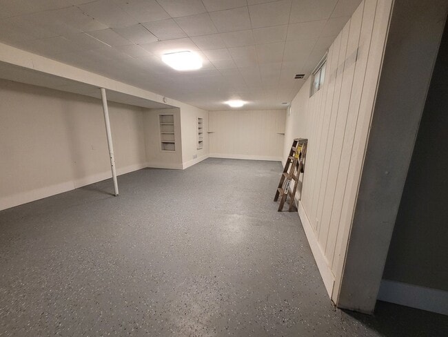 Building Photo - 3 Bedroom, 1.5 Bathroom home with detached garage