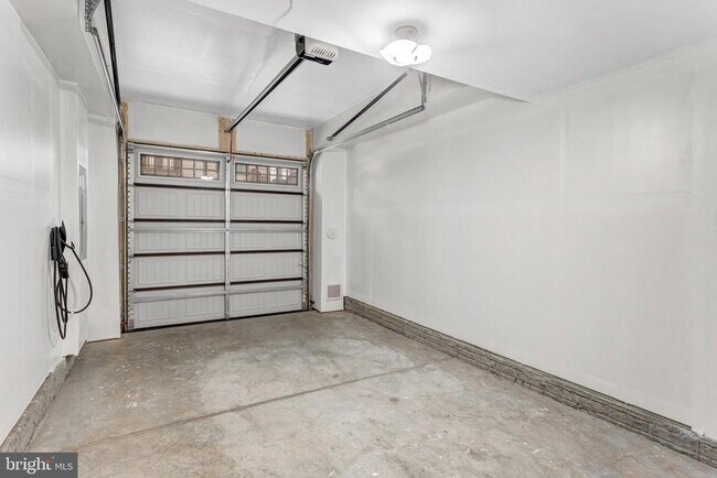 Building Photo - 1614 Kirkman St