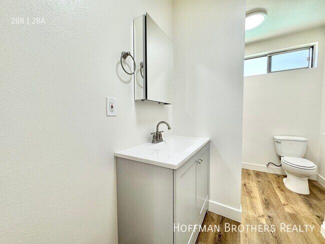 Building Photo - 12631 Vanowen St