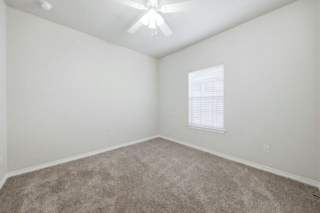 Building Photo - 104 Kleine Ln