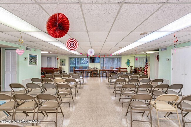 Building Photo - 520 Palm Springs Blvd