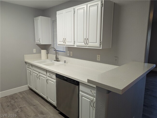 Building Photo - 555 E Silverado Ranch Blvd
