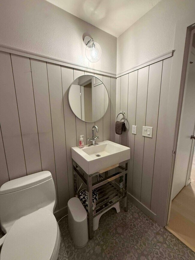 Building Photo - Fabulous Campus Commons 3 Bedroom