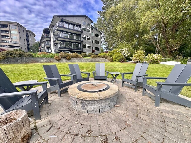 Building Photo - Rare Kirkland Condo on the Juanita Waterfront! Available August 1st, 2026! TWO WEEKS FREE RENT!