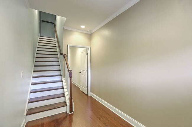 Building Photo - Spacious Mt. Pleasant Townhome!