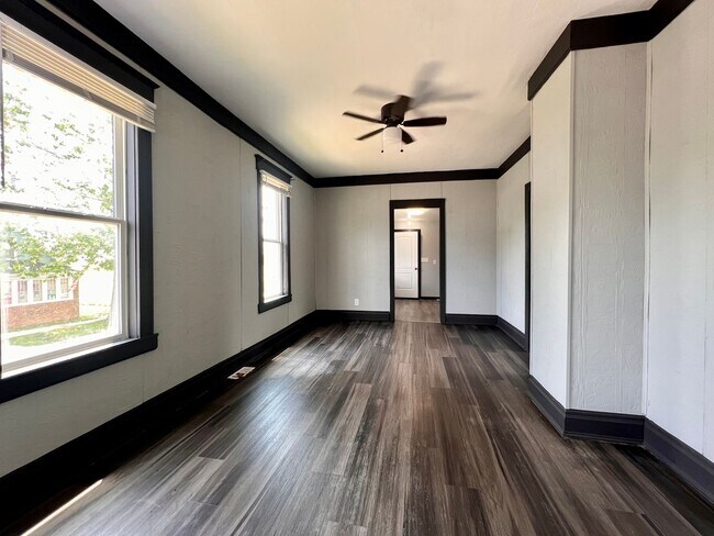 Building Photo - 2 Bedroom House