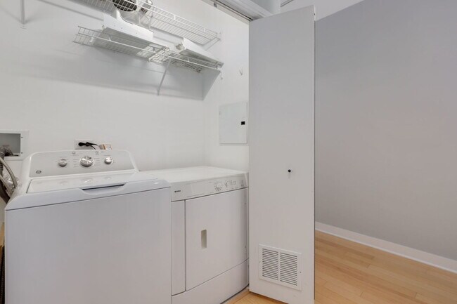Building Photo - 8 E Randolph St