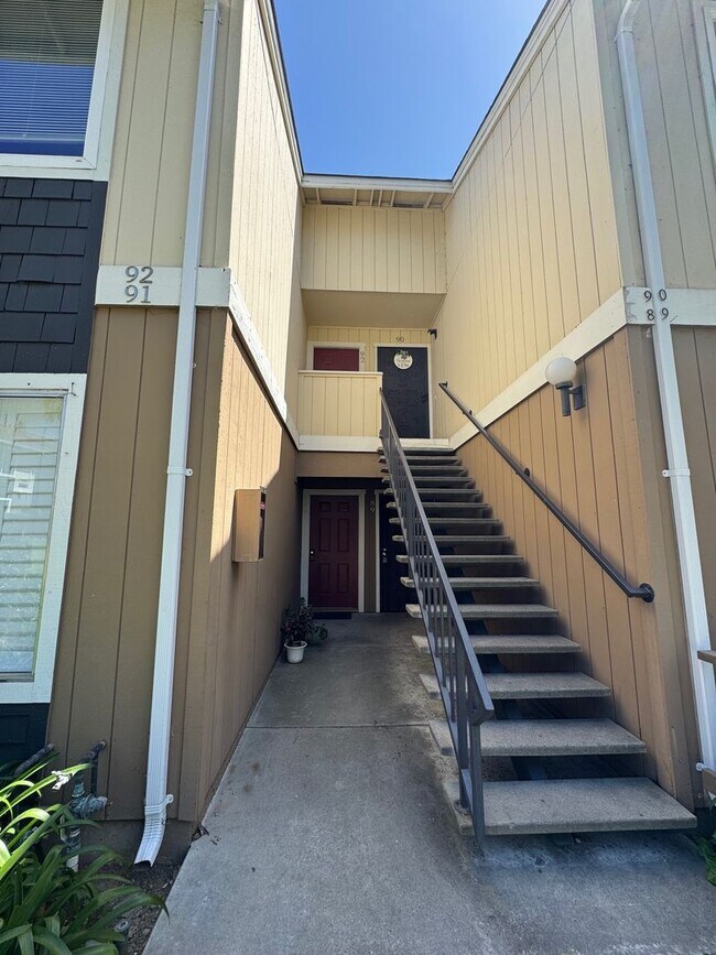 Building Photo - Recently remodeled spacious townhome with ...