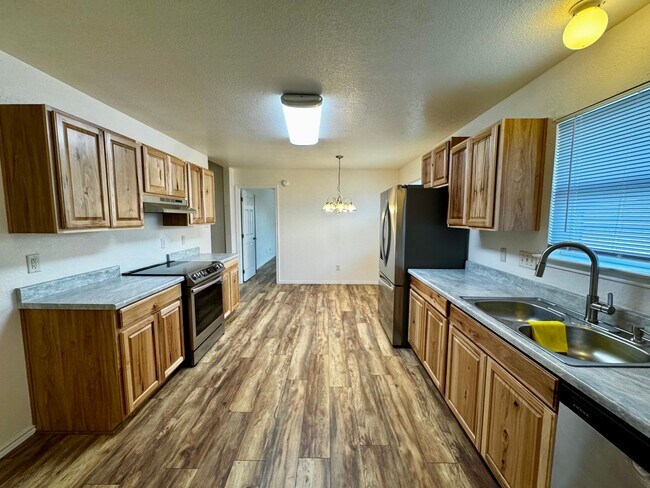 Building Photo - Spacious 4 Bedroom 2 Bath