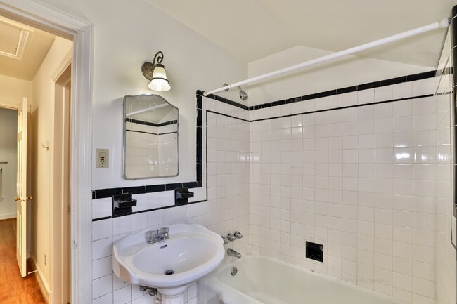 Building Photo - Spacious, Accessible Downtown Silver Spring Townhome!!.... Renovated Kitchen, Finished Basement, ...