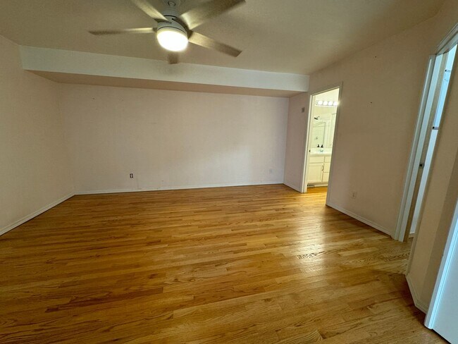 Building Photo - Beautiful 3 bedroom, 2.5 bathroom home in ...