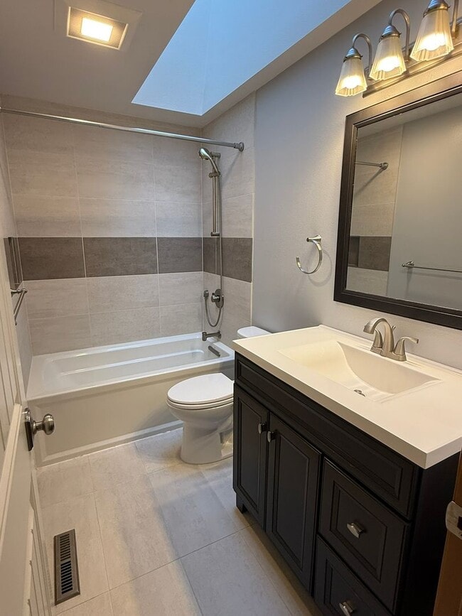 Building Photo - 4bd/2.5ba Renton House