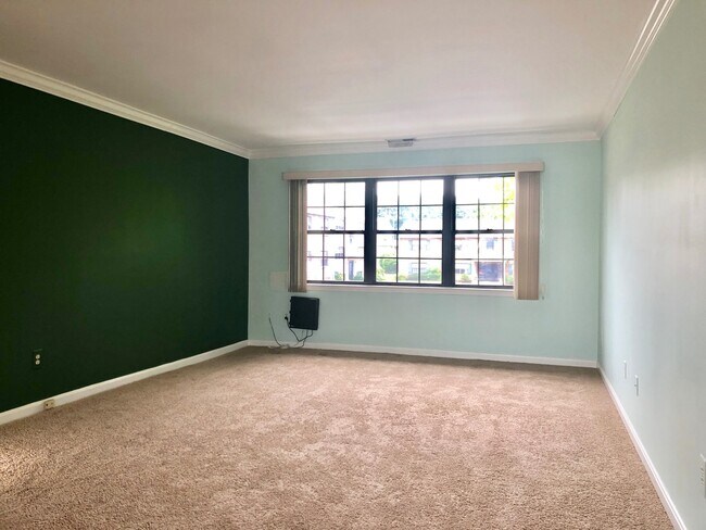Building Photo - Updated 2Bed/2Bath Top-Floor Towson Condo ...