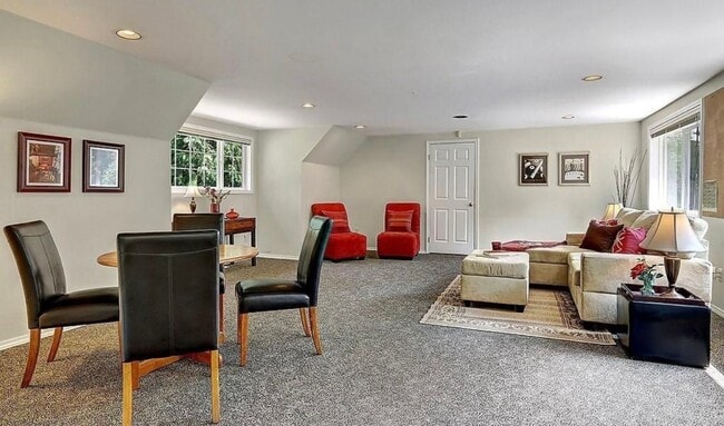 Building Photo - 4 Bedroom 3 Bath Spacious Home in Bellevue