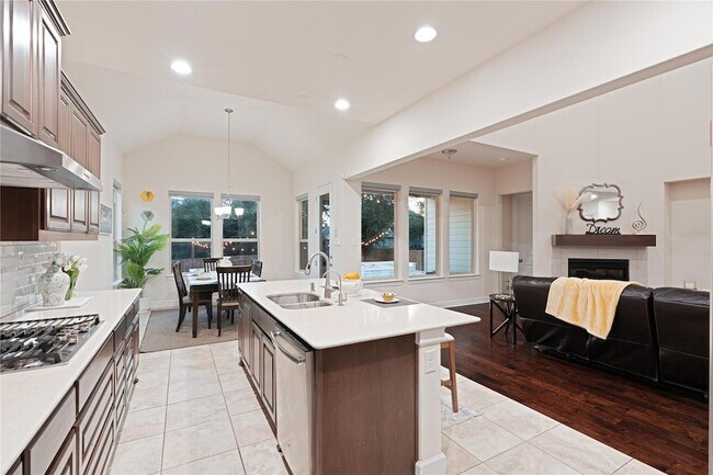 Building Photo - 228 Lockhart Lp