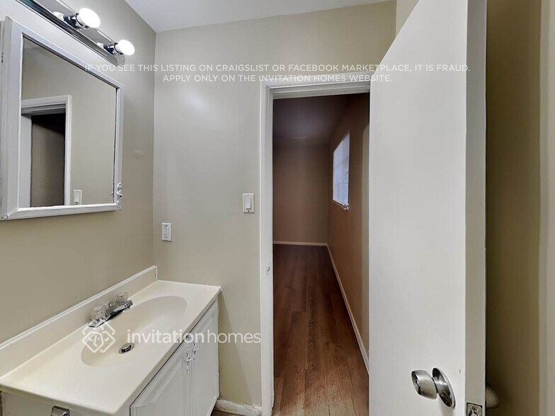 Building Photo - 1816 S Parkside Dr