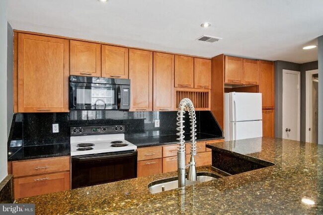 Building Photo - 4463 Pembrook Village Dr