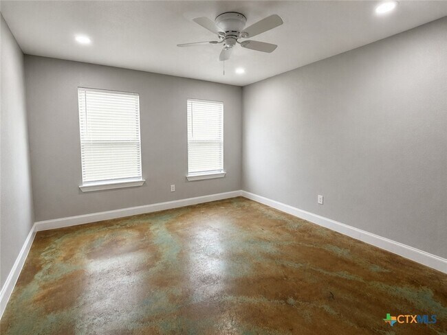 Building Photo - 661 W Austin St