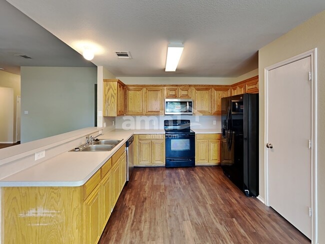 Building Photo - 106 Logan Ln