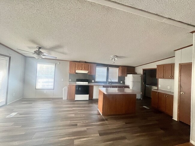 Building Photo - Peden Point/Mrytle Grove/Masonboro Loop South Wilmington  2 garage garage! Oak Trees! Covered Porch!