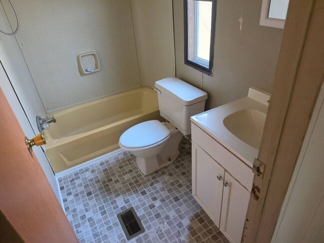 Building Photo - 231 Melody Ln