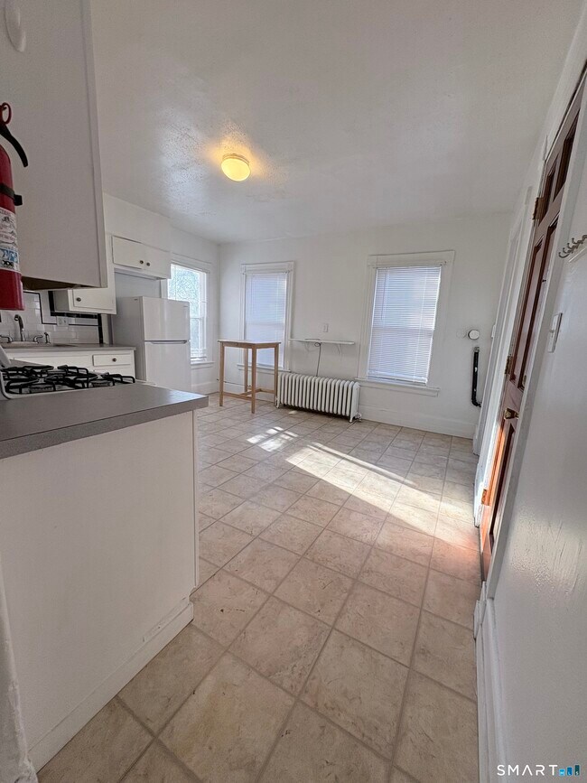 Building Photo - 733 Elm St