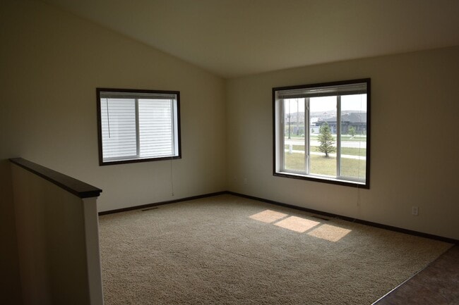 Building Photo - 3 Bed 3 Bath Twinhome Available!