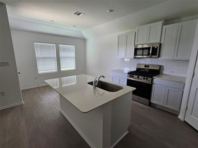 Building Photo - 400 Camargue Dr