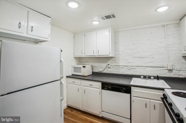 Building Photo - 1361 Maryland Ave NE