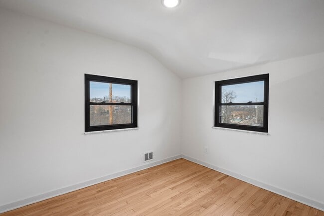 Building Photo - Ready for move in! Check out this RENOVATED 3 bedroom in BROOKLINE! UNBEATABLE LOCATION!