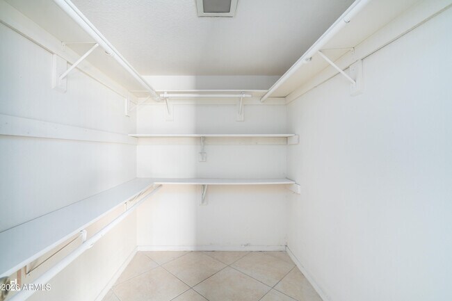 Building Photo - 7854 W Fleetwood Ln