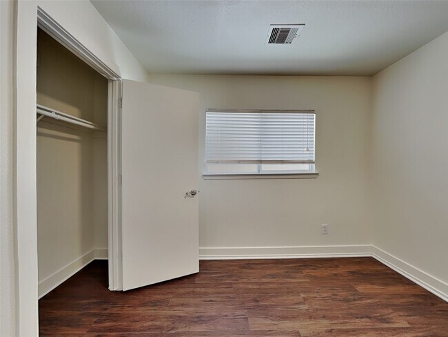 Building Photo - 26880 Hailey's Manor