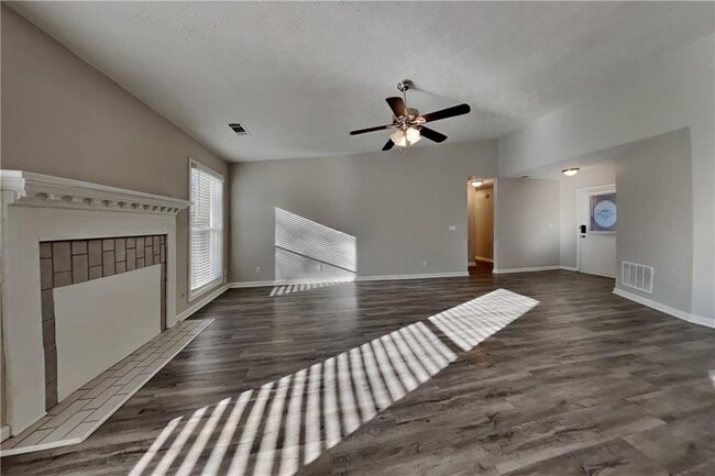 Building Photo - 645 Paris Dr