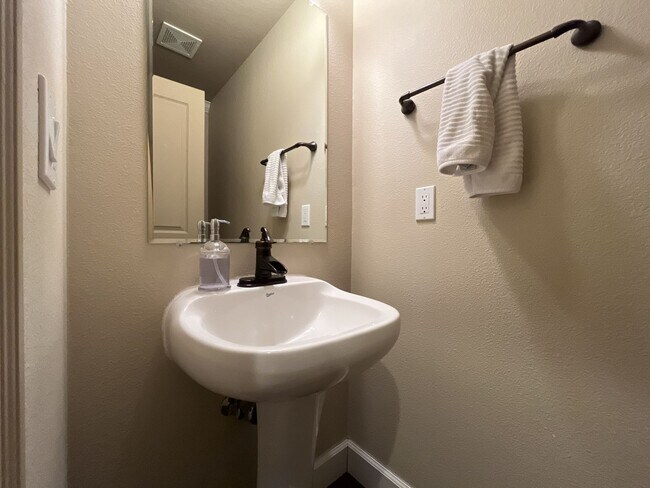 Building Photo - Charming 3 Bedroom Villebois Home with Loft, A/C, Designer Finishes and Community Pool!