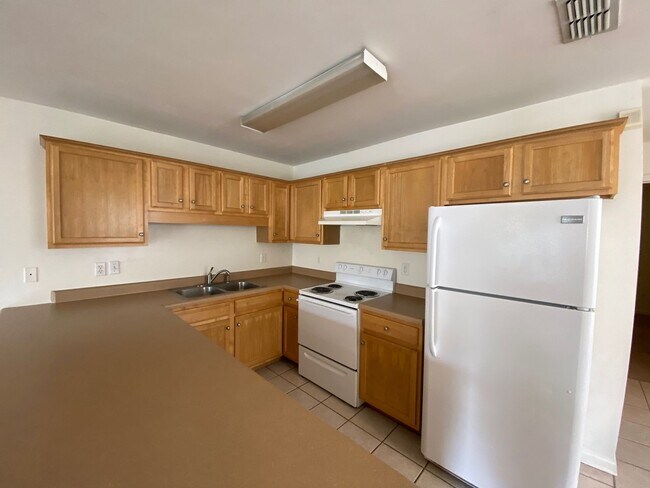 Building Photo - 1081 Solana Ave
