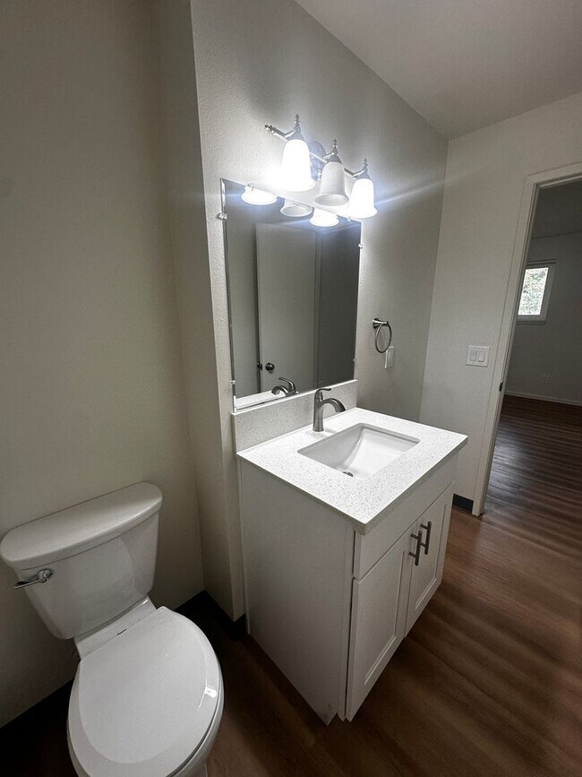 Building Photo - Spacious 3-Bedroom Apartment with Limited-...