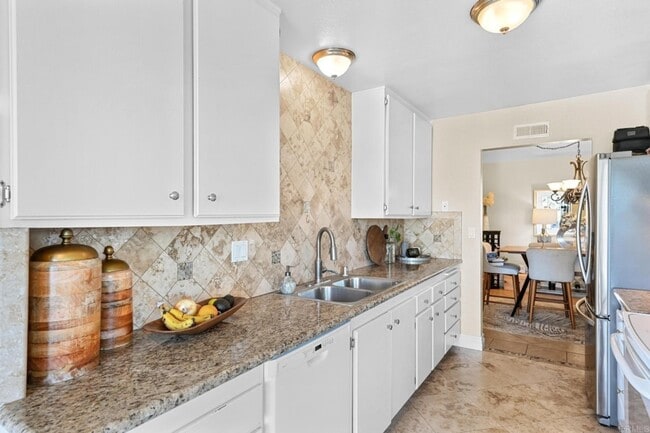 Building Photo - 6733 Oleander Way